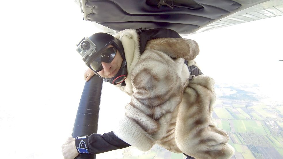 Der Osterhase kommt am Ostersonntag als Fallschirmspringer mit dem Flugzeug nach Varrelbusch. Foto: Horst Wilken  Osterhase 2: