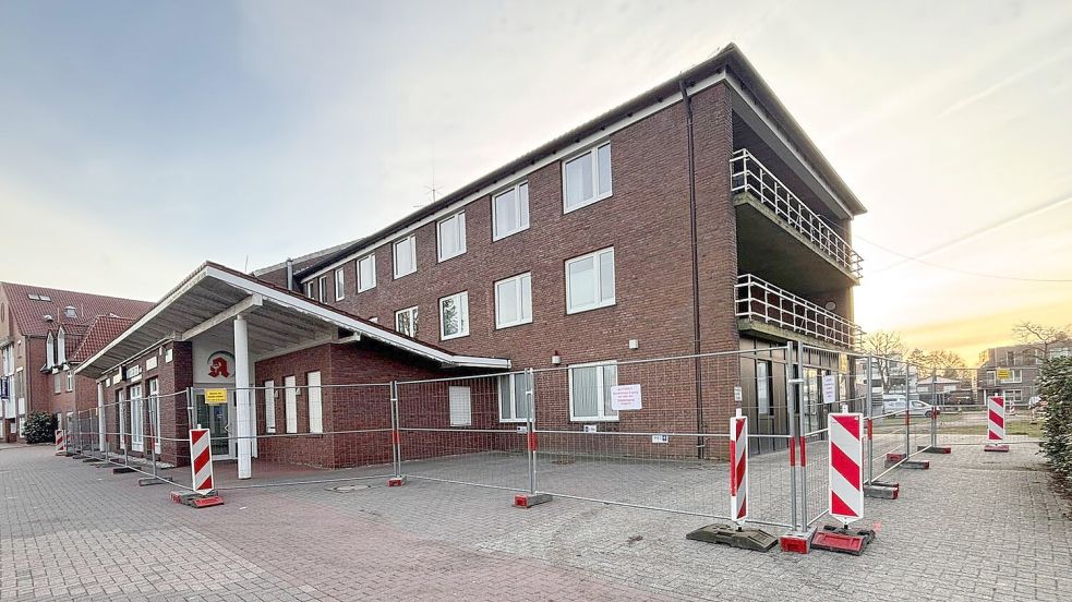Baustelle Marien-Hospital Papenburg: Vor dem Abriss des alten Verwaltungsgebäudes und der Apotheke wurde ein Bauzaun errichtet. Foto: Marien-Hospital