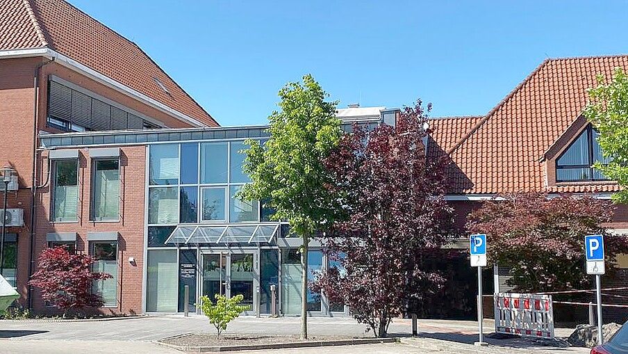 Auch das Rathaus in Ihrhove beteiligt sich an der Earth Hour. Archivfoto: Ammermann