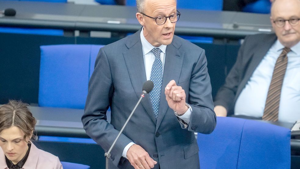 Bundeskanzler Merz plädiert im Bundestag für eine diplomatische Lösung zur Beendigung des Iran-Kriegs Foto: Michael Kappeler/dpa