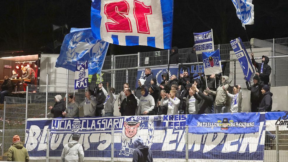 Selbst etliche Kickers-Fans hatten die 340 Kilometer weite Tour nach Schöningen in Angriff genommen. Sie wurden mit einem Sieg belohnt.