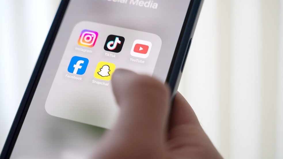 Die Nutzung sozialer Medien nimmt laut einer Deloitte-Umfrage weiter zu - nur ein Teil der Älteren wendet sich ab. (Illustration) Foto: Alicia Windzio