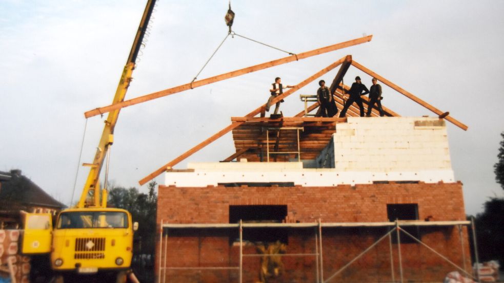 In den Anfangsjahren hatte das Bauunternehmen Betten noch keinen eigenen Kranwagen. Für diesen Neubau wurde der Lkw von Werner Haak gemietet - der hatte ein Fahrzeug des ostdeutschen Herstellers IFA im Fuhrpark. Foto: privat