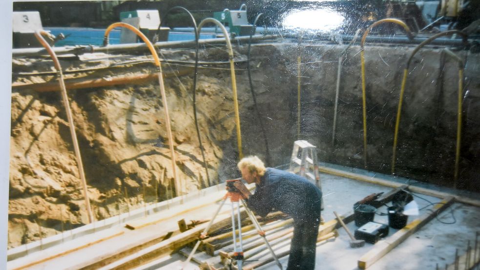 Im Oktober 1996 wurde das Freibad am Langholter Meer - ein Großteil der Bevölkerung bedauert bis heute die Schließung - zur Großbaustelle: Artur Betten und seine Mitarbeiter bauten ein sogenannten Schwallwasserbecken. Oben sind die Startblöcke der 25-Meter-Bahn zu erkennen. Foto: privat