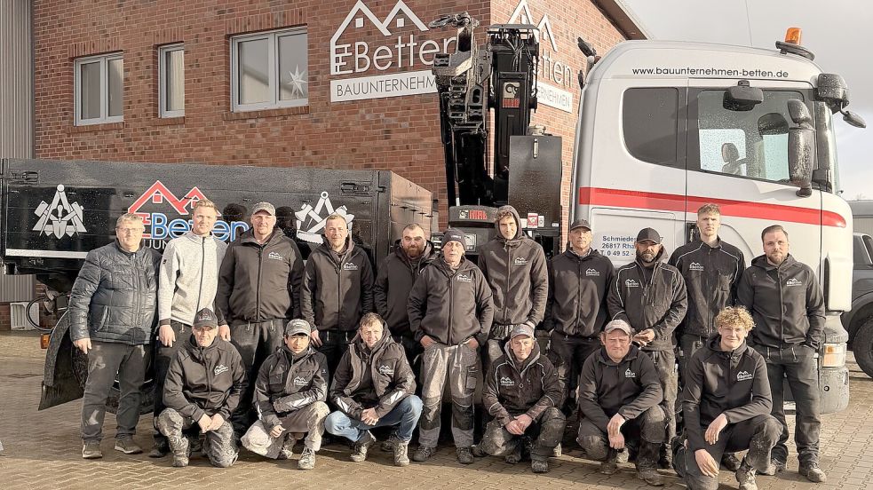 Frieso Betten hat erneut in den Fuhrpark des Bauunternehmens investiert: Das Bild zeigt einen Großteil der Belegschaft mit dem neu angeschafften Lkw mit Ladekran. Foto: privat