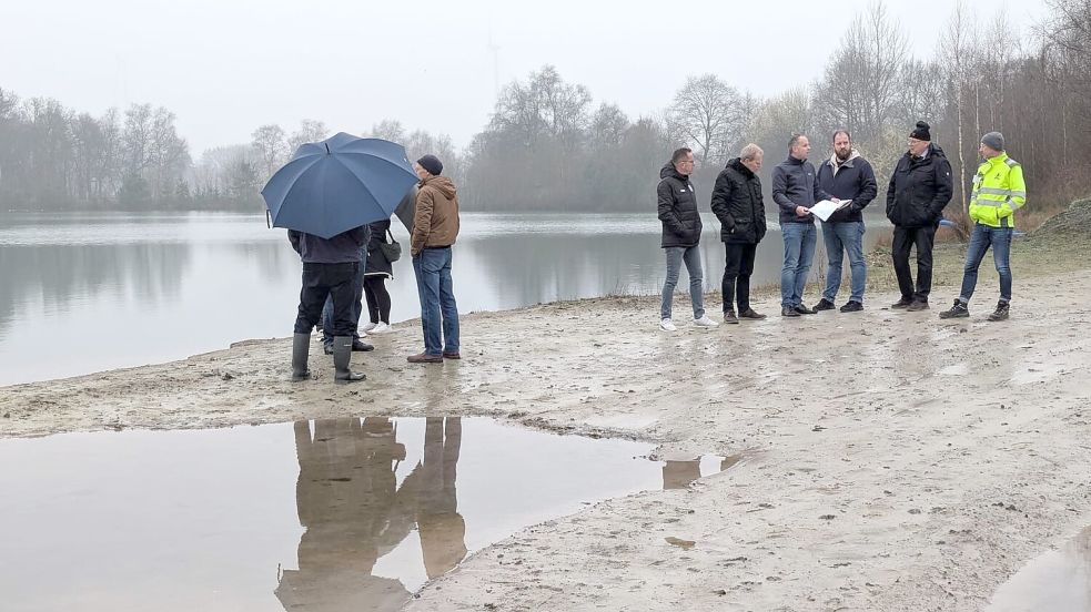 Vertreter des Rates und der Verwaltung schauten sich dieser Tage am geplanten Badesee um. Foto: privat