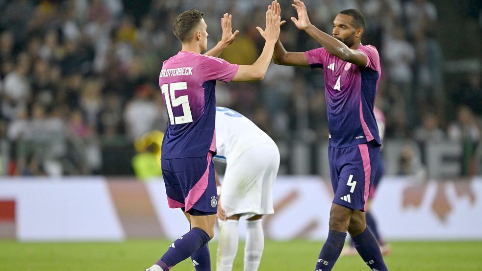 Nico Schlotterbeck (l) und Jonathan Tah harmonieren gut im Abwehrzentrum. (Archivbild) Foto: Federico Gambarini