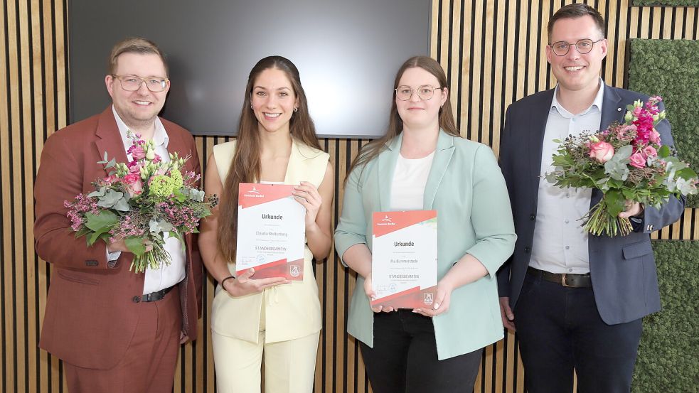 Claudia Stoltenberg (2. von links) und Pia Bümmerstede (3. von links) haben ihre Bestellungsurkunden von Bürgermeister Nils Anhuth (links) und Amtsleiter Dennis Lüthje erhalten und komplettieren nun das Team des Standesamtes Barßel. Foto: Hans Passmann