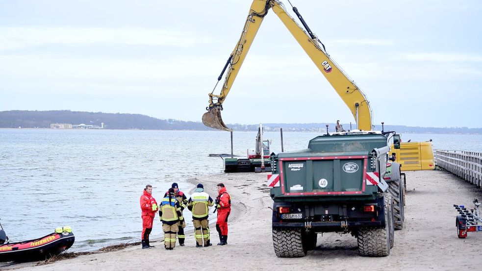 Unter Zuhilfenahme von Baggern soll eine Rinne für den Wal geschaffen werden. Foto: Daniel Bockwoldt