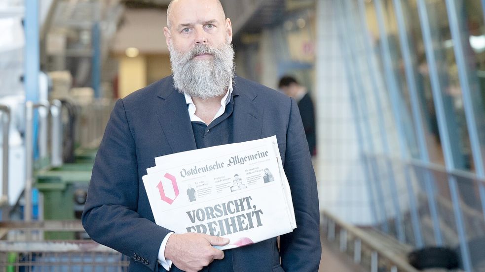 Wider den „westdeutschen Mainstream“: Verleger Holger Friedrich mit der ersten Ausgabe der „Ostdeutschen Allgemeinen Zeitung“. Foto: dpa/Sebastian Kahnert