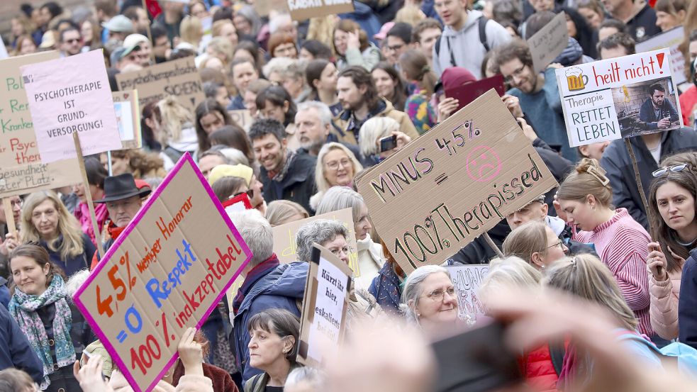 Bereits an den vergangenen Wochenenden protestierten viele Menschen gegen die Honorarkürzungen in der Psychotherapie. Hier in Nürnberg. Foto: IMAGO / Moritz Schlenk