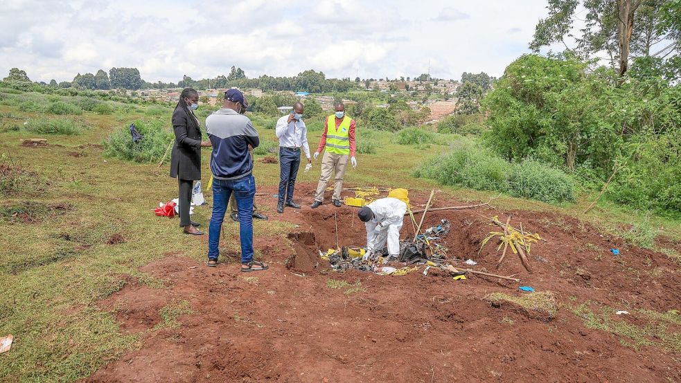 Der Fall von mindestens 33 Leichen in einem Massengrab gibt den kenianischen Ermittlern Rätsel auf. Foto: Andrew Kasuku/AP/dpa