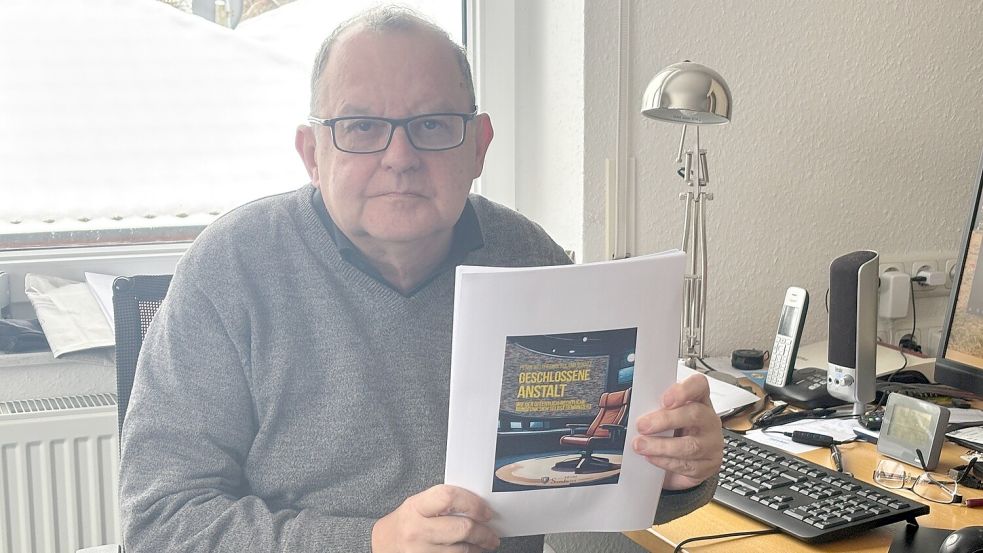 Peter Welchering hält das Manuskript seines Buches in den Händen. Am 26. März 2026 liest er im Fehntjer Forum. Foto: Horst Kruse