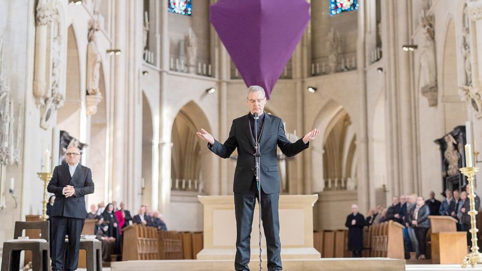 Zum Abschluss segnete der designierte Bischof die Gläubigen im Dom. Foto: Rolf Vennenbernd/dpa