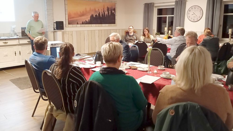 Der stellvertretende Vorsitzende des Tourismusfördervereins, Helwig Weber, informierte die Mitglieder bei der Versammlung im Musikcafé Marienheil über die Beitragsregelungen. Sitzend: Beisitzer Thomas Hessenius, Kassenwartin Nicole Bussmann, Beisitzerin Marion de Buhr, Wera Kaiser von der Tourist-Information, sowie der Vereinsvorsitzende Wilhelm Roßbach und Rhauderfehns Bürgermeister Geert Müller, der ebenfalls Beisitzer im Vorstand ist. Foto: privat