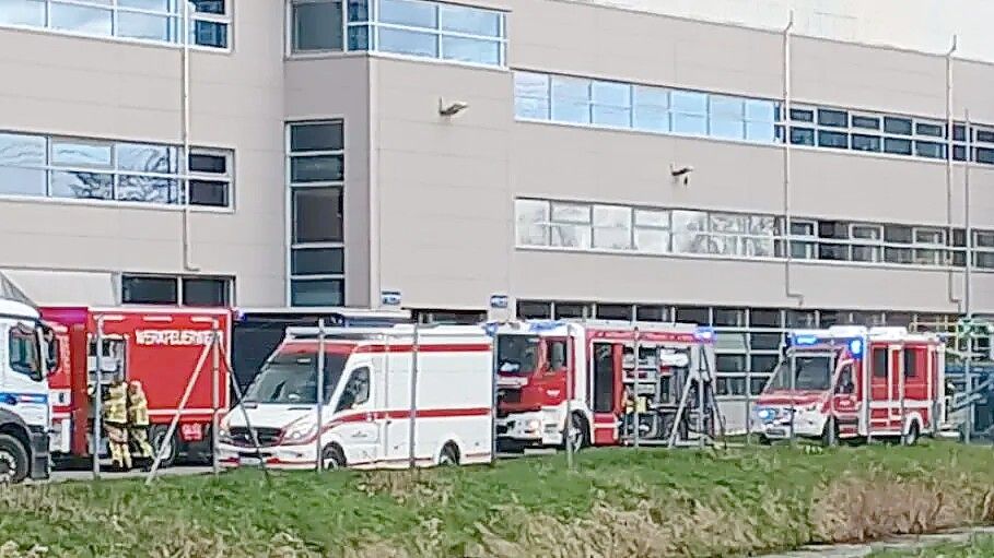 Feuerwehr und Rettungsdienst sind am Donnerstag auf der Meyer Werft im Einsatz. Foto: Christian Belling