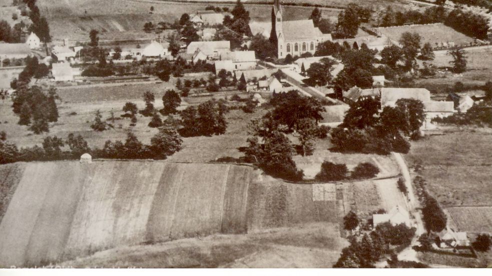 Lange Zeit blieb das Saterland im Zweiten Weltkrieg von Kampfhandlungen verschont. Das Luftbild zeigt Ramsloh im Jahr 1940. Das änderte sich ab Januar 1945 – die Front rückte immer näher. Foto: Sammlung Pille