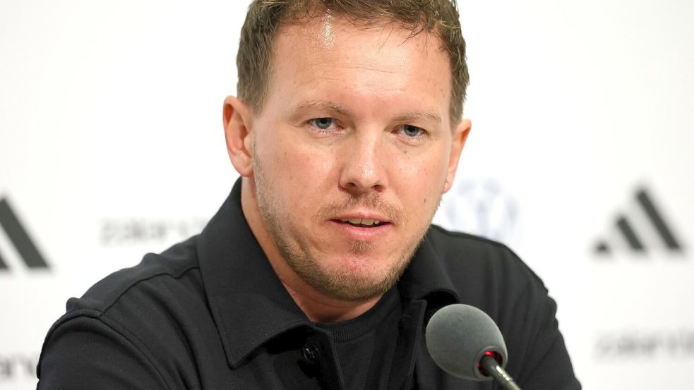Julian Nagelsmann verrät einige Personalien bei der Pressekonferenz im Stadion. Foto: Christian Charisius/dpa