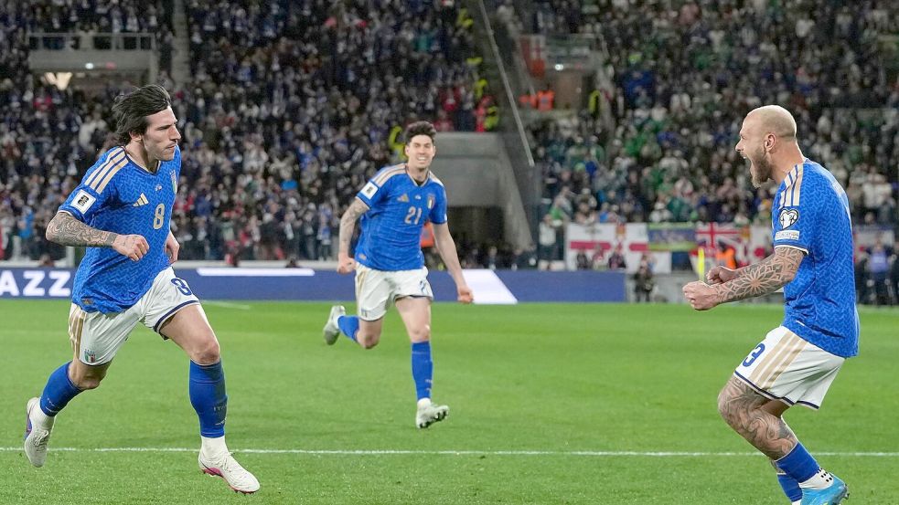 Mit einem Tor und einer Vorlage ist Sandro Tonali (l) der Mann des Abends für Italien gegen Nordirland. Foto: Antonio Calanni