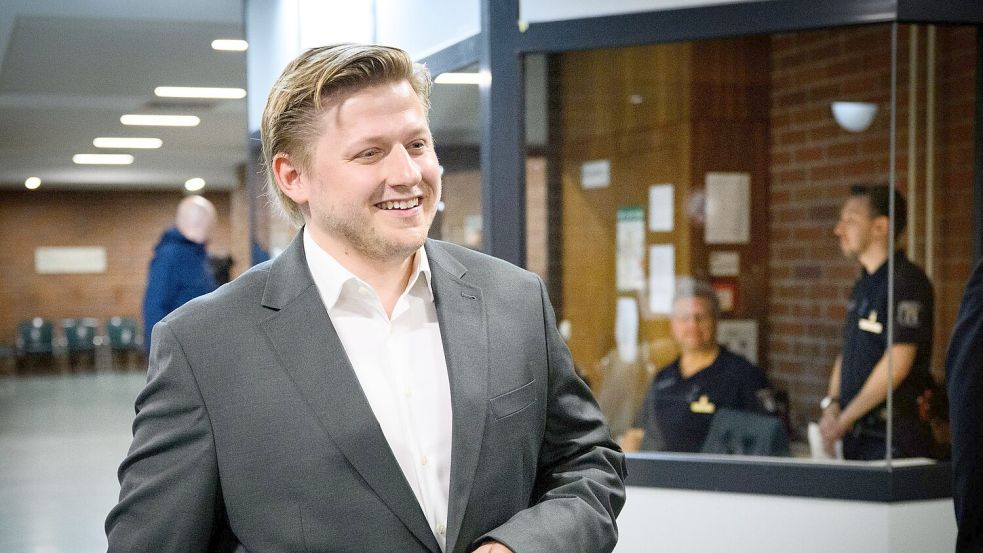 „El Hotzo“ auf dem Weg zum ersten Prozess, der im Juli mit Freispruch endete. Nun muss der Satiriker erneut vor Gericht. (Archivbild) Foto: Bernd von Jutrczenka/dpa