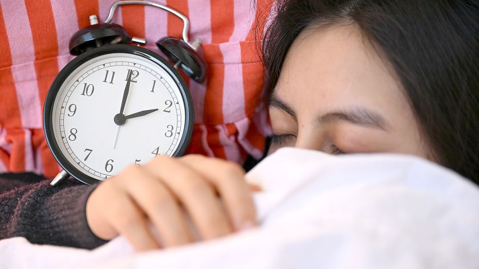 Am Sonntag (29.3.) werden die Uhren vorgestellt, die Sommerzeit beginnt. (Symbolbild) Foto: Elisa Schu/dpa