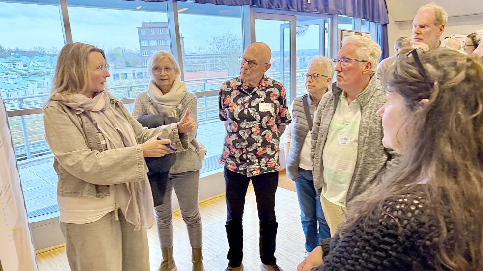 Verwaltung und Bürger diskutieren, wie in Osnabrück neuer Wohnraum geschaffen werden kann. Sabine Steinkamp (links) von der Kontaktstelle Wohnraum hat den Abend moderiert. Foto: Anke Laumann