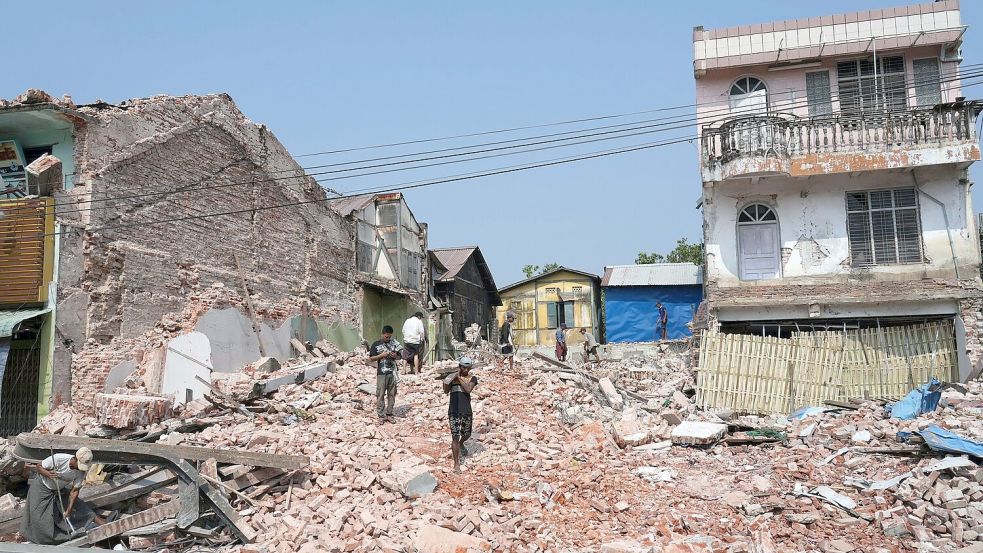 Unzählige Häuser stürzten bei dem Erdbeben der Stärke 7,7 ein. (Archivbild) Foto: Aung Shine Oo/AP/dpa