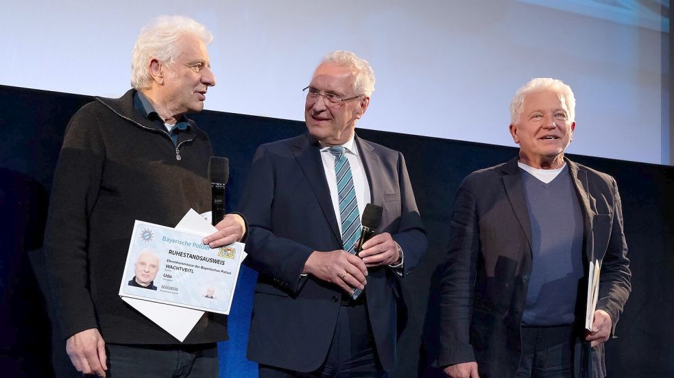 Bayerns Innenminister Joachim Herrmann überreichte den Ehrenkommissaren ihre Ruhestandsurkunde. Foto: Sven Hoppe