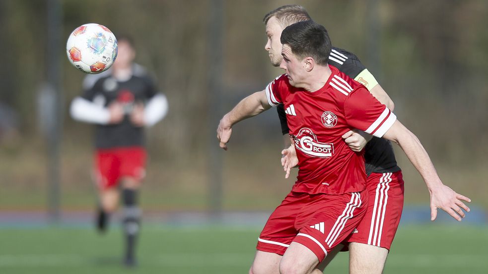 Uplengens Top-Torjäger Julian Marchlewitz (rechts) muss auf Norderney pausieren. Foto: Doden/Emden