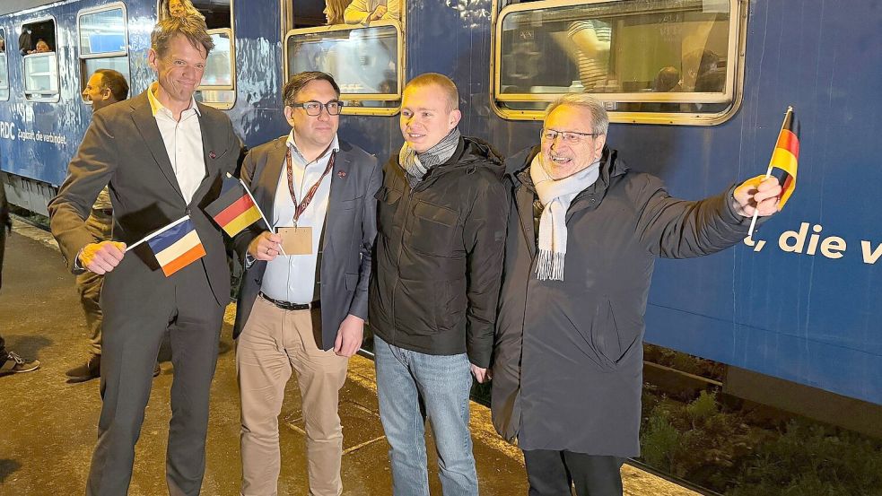 Freudiger Empfang für den neuen Nachtzug im nordfranzösischen Aulnoye-Aymeries. Foto: Michael Evers/dpa