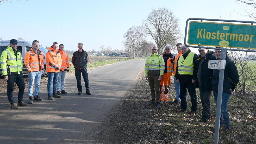 Vertreter der Teilnehmergemeinschaft und der Behörden bei der Abnahme in Klostermoor. Foto: Holger Weers