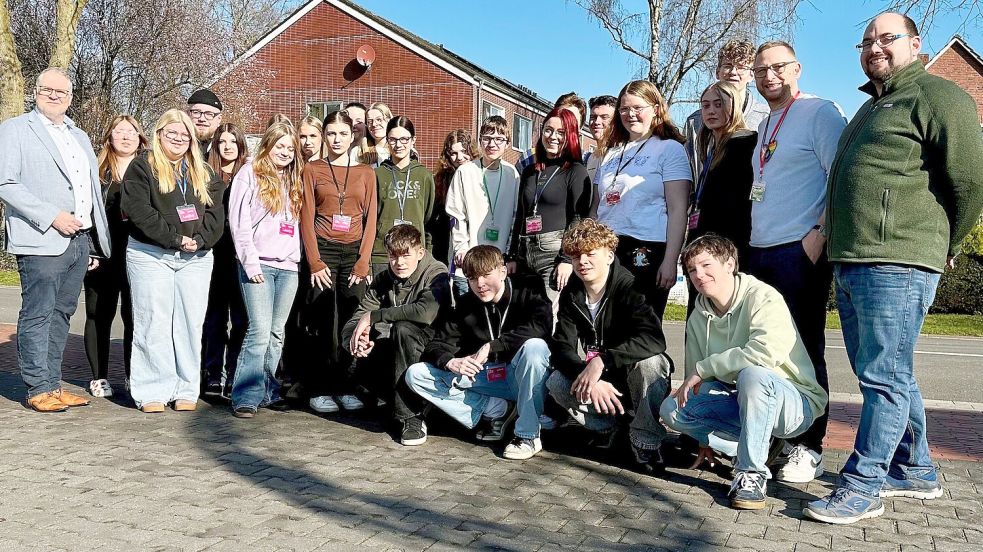 19 Jugendliche haben in Potshausen das erste Modul der Juleica-Fortbildung im Kirchenkreis Rhauderfehn absolviert. Geleitet wurde das Wochenende von Manfred Dieken, Niklas Sonnenberg und Ela Frei. Foto: Kirchenkreis