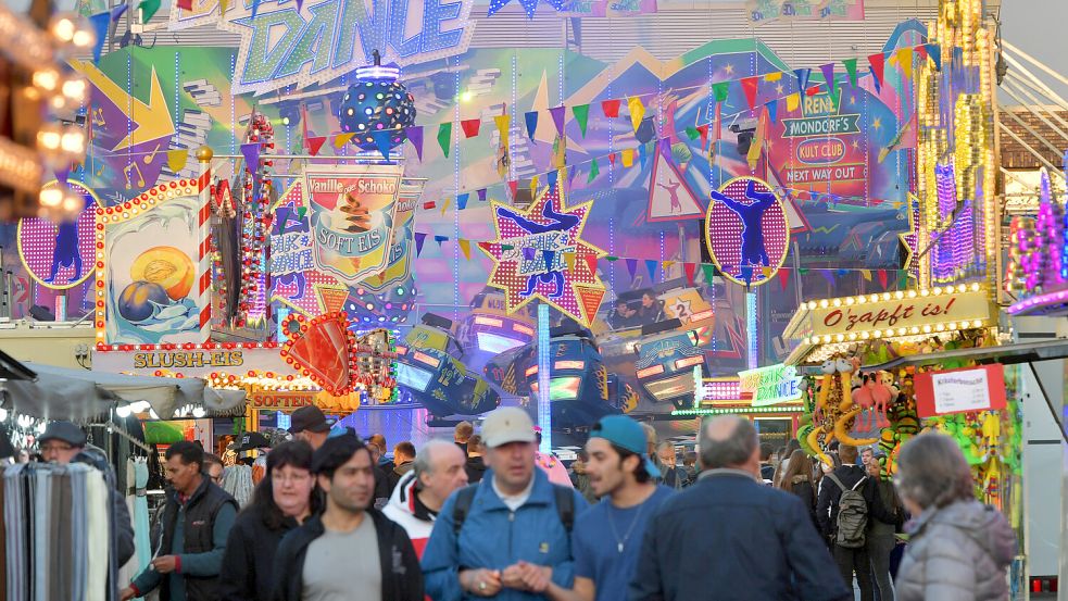 Der Ostermarkt in Aurich startet am 10. April 2026 und lockt mit vielen Fahrgeschäften. Foto: Klaus Ortgies/Archiv
