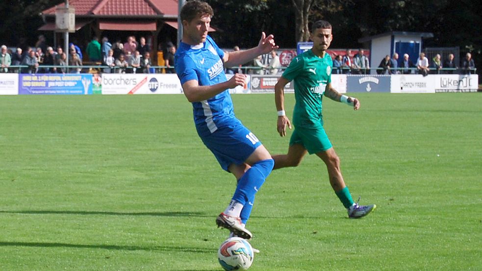 BW Papenburg, (am Ball Niklas Papen) will beim VfR Voxtrup (grünes Trikot) zurück in die Erfolgsspur. Foto: Marco Reemts