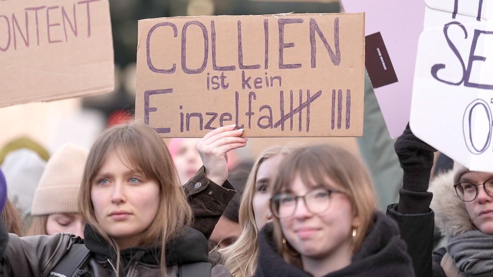 In Hamburg demonstrierten Menschen am Donnerstag, 26. März 2026, gegen sexualisierte Gewalt. Foto: Marcus Brandt/DPA