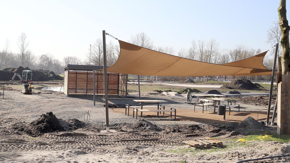 Das Sonnensegel ist gesetzt, die Picknickbänke und die Schutzhütte stehen: Der Mehrgenerationenpark nimmt Formen an. Foto: Hans Passmann