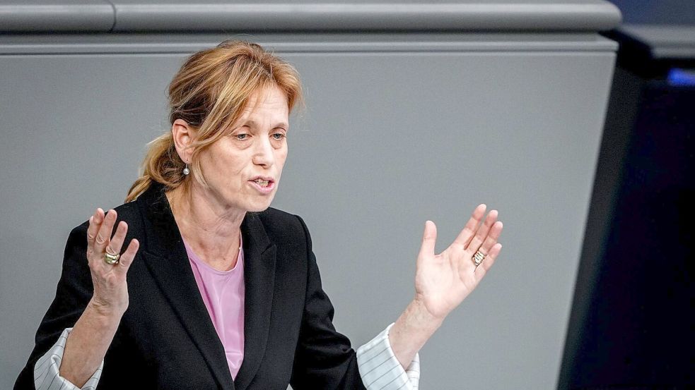 Familienministerin Karin Prien will das Programm „Demokratie leben!“ neu ausrichten. (Archivbild) Foto: Kay Nietfeld/dpa