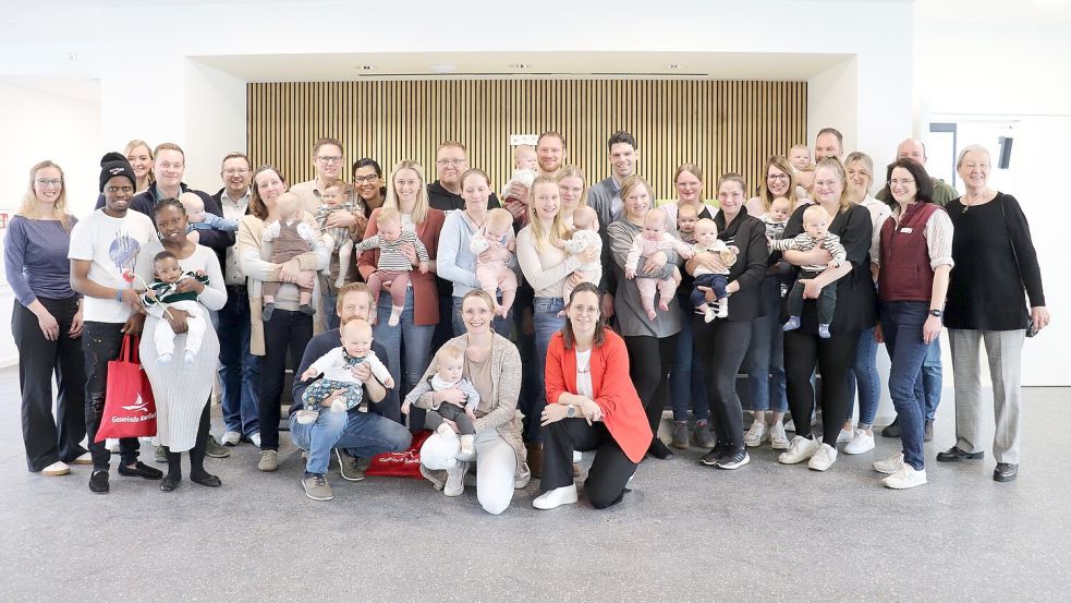 Bürgermeister Nils Anhuth und Gleichstellungsbeauftragte Brigitte Siebum begrüßten beim Empfang „Willkommen im Leben“ im neuen Barßeler Bürgerhaus 20 Familien mit ihren Babys. Foto: Gemeinde Barßel