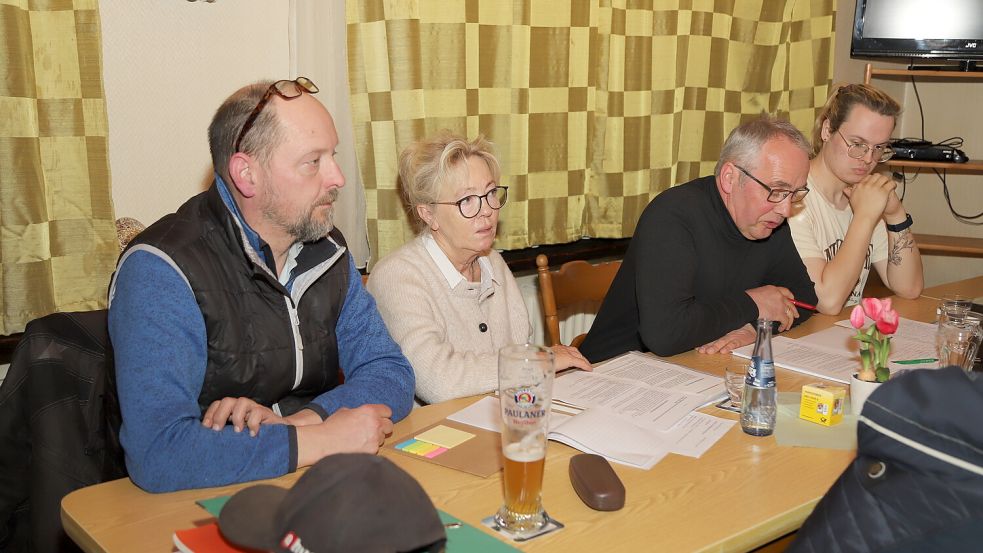 Einen Unvereinbarkeitsbeschluss zur AfD fasste der Bürgerverein Strücklingen auf der Generalversammlung. Damit distanziert sich der Vorstand (v. l.) Aljosza Szimannski, Liane Pahl, Hans-Dieter Hanekamp und Jan Niemeyer von den Zielen der Partei. Foto: Hans Passmann
