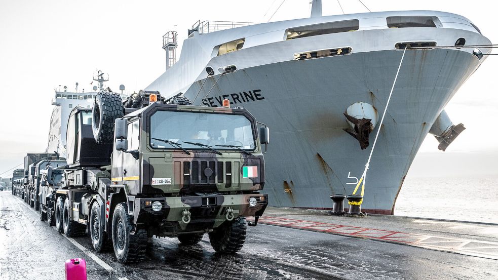 Nato-Streitkräfte nutzten Emden in der Vergangenheit schon als Umschlagplatz. Kommt jetzt auch ein neuer Marine-Standort der Bundeswehr nach Emden? Symbolfoto: Klaus Ortgies/Archiv