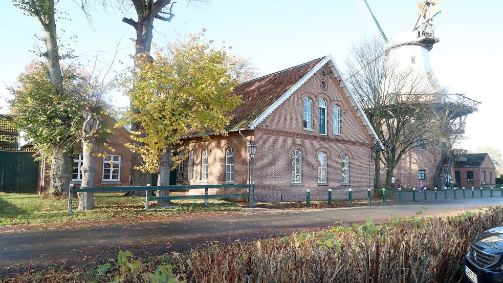 Von der Erweiterung des Stadtumbaugebietes in Barßel könnte auch die Sanierung des Ensembles der Ebkensschen Windmühle profitieren. Bild: Hans Passmann