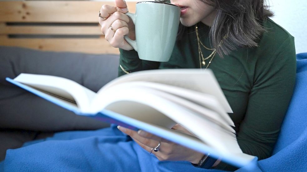 Wer es lieber ruhiger mag: Die Extrastunde kann auch einfach zum Entspannen oder Lesen genutzt werden. (Symbolbild) Foto: Elisa Schu/dpa