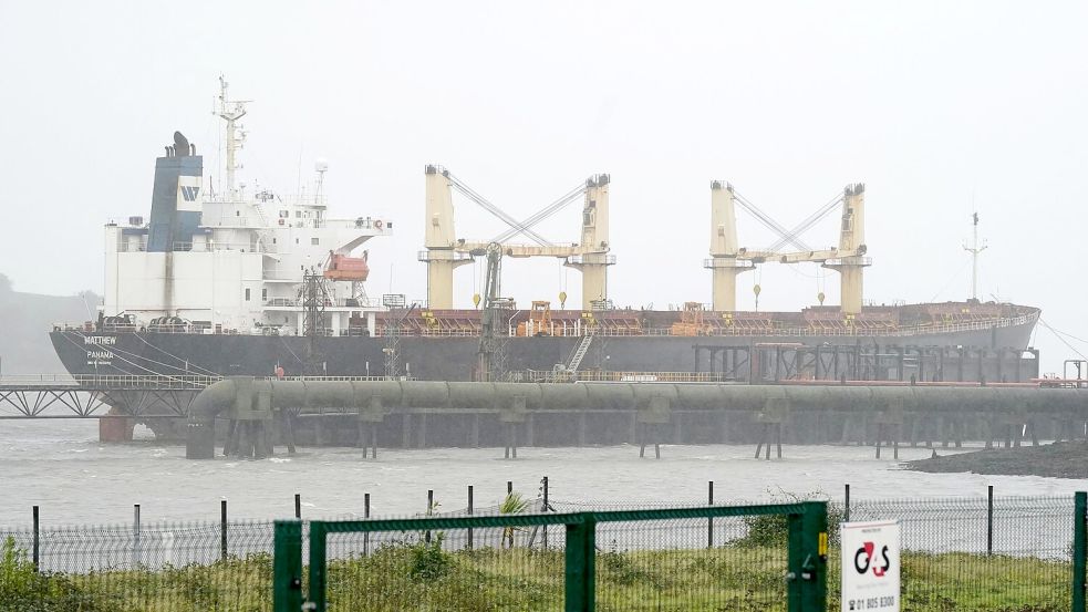 Ein 2023 beschlagnahmtes Frachtschiff am Marino Point im irischen Cork. (Archivbild) Foto: Niall Carson