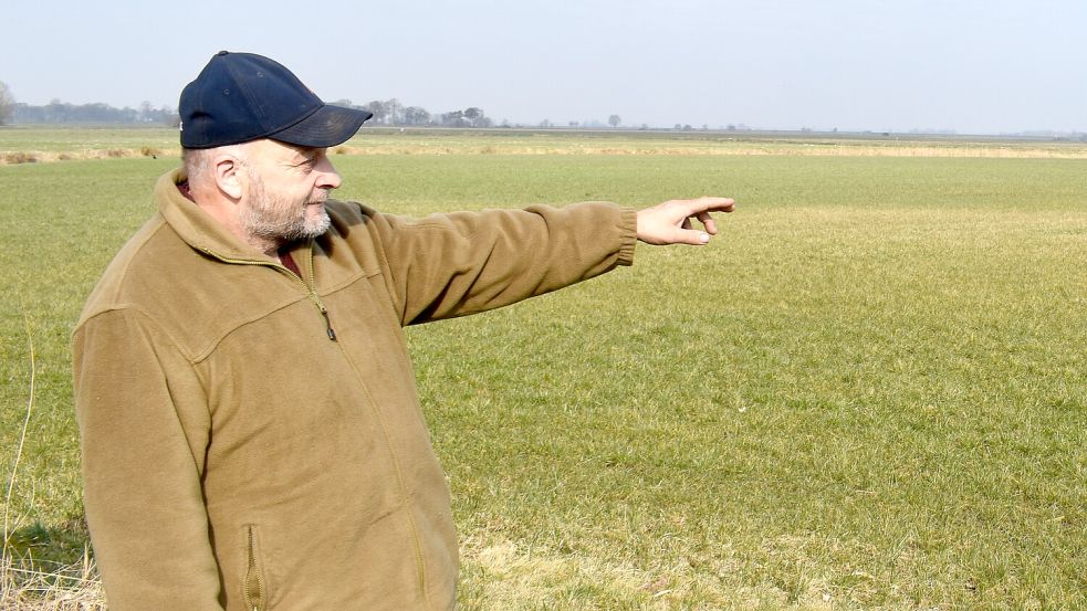 Landwirt Gerald Meyer steht auf einer Fläche in Holte, die für den geplanten Radweg an der L21 benötigt wird. Um das Projekt gibt es seit längerem Streit – im Bauprogramm des Landes für 2026 sind zudem keine finanziellen Mittel vorgesehen. Daran übt Politiker Ulf Thiele deutliche Kritik. Foto: Henrik Zein
