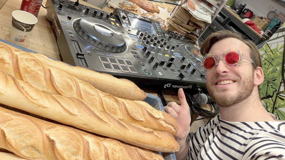 Dorian Gamon tourt seit 2025 als „DJ Baguette“ durch französische Bäckereien auf dem Land. Foto: Dorian Gamon
