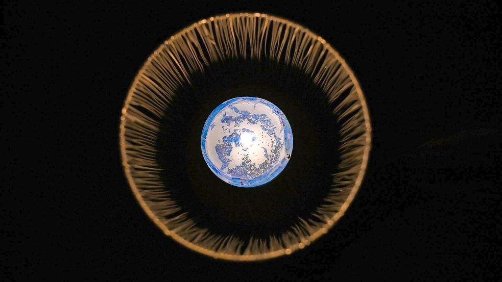 Kerzenlicht für den Planeten: Weltweit wird es bei der „Earth Hour“ nach und nach dunkel. Foto: Elisa Schu/dpa