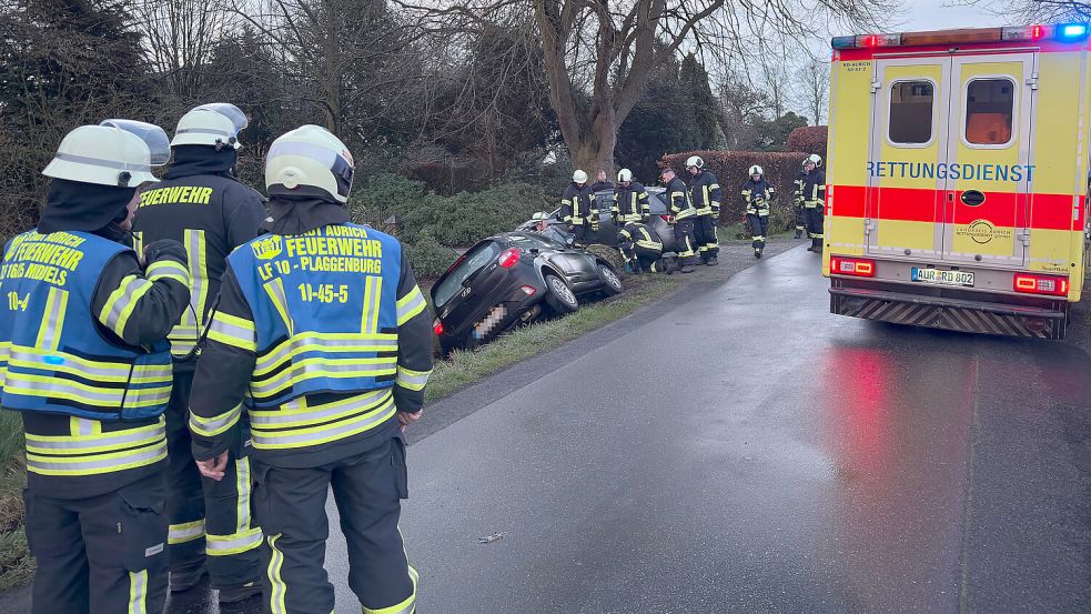 Die Feuerwehr sicherte die Unfallstelle ab. Foto: Sönke Geiken/Feuerwehr