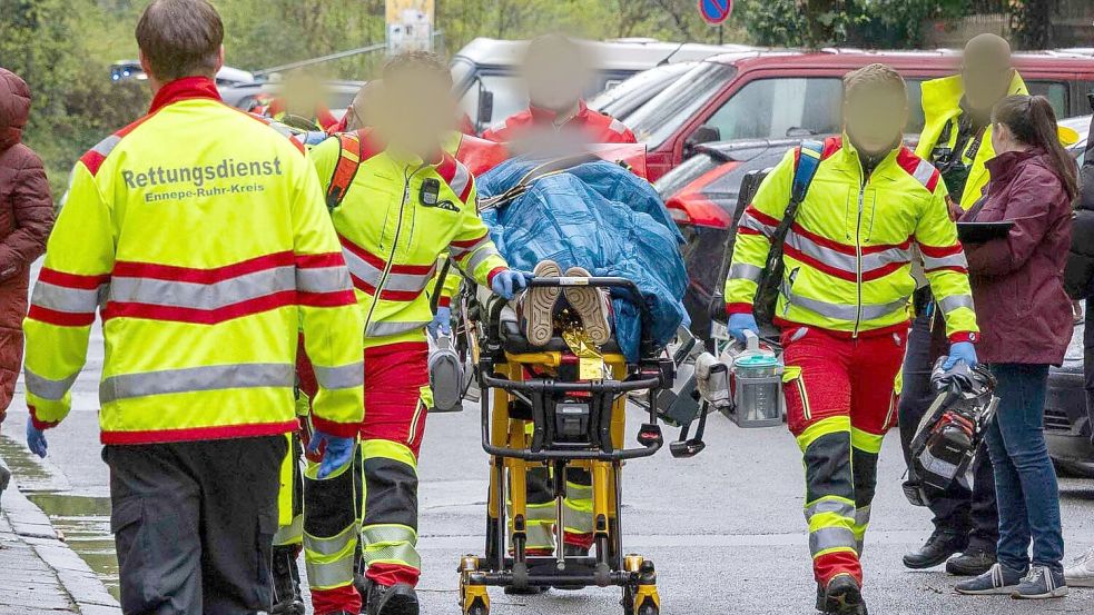 Bei der Messerattacke werden eine Frau und ihre beiden Kinder verletzt. Der 13-jährige Sohn stirbt. Foto: Justin Brosch/dpa