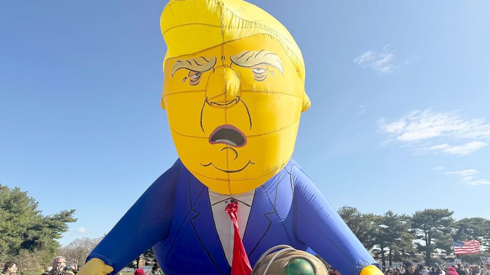 Ein aufblasbarer Ballon mit dem Abbild von US-Präsident Donald Trump ragt über eine Menschenmenge während einer „No Kings“-Demonstration. Foto: Anna Ringle