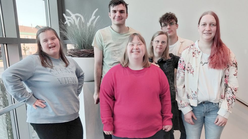 Nehmen an der Inklusion-Fashion-Night teil (vorne, von links): Mia Janßen, Amelie Schörnig, Marielle Sels, Jantje Lüken; (hinten, von links): Marvin Kopp und Julius Wiegand.